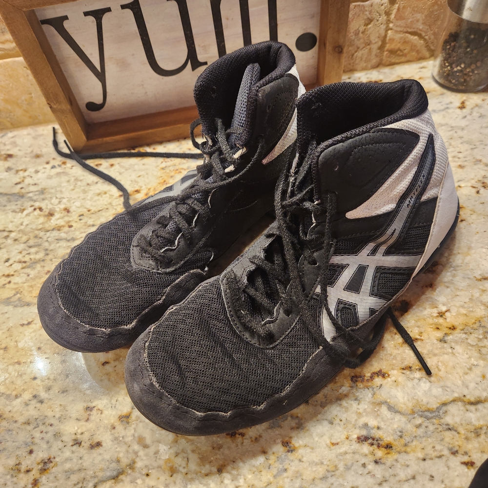 ASICS Men's Black Wrestling Shoes. With Head Guard And Knee Pad.